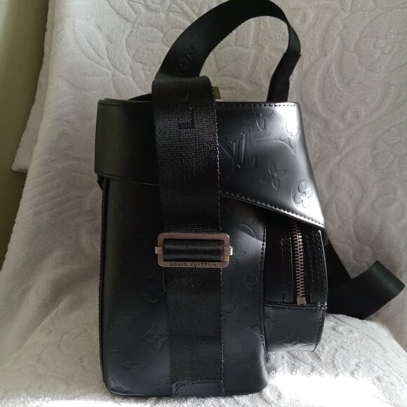 Embossed Monogram Camera Bag/Makeup Case NWT - Picture 2 of 11
